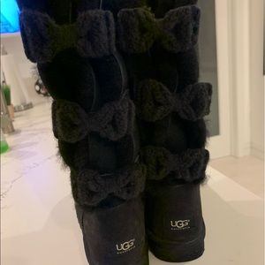 UGG BOOTS-BOWS-BLACK COLOR-TALL-SIZE 9